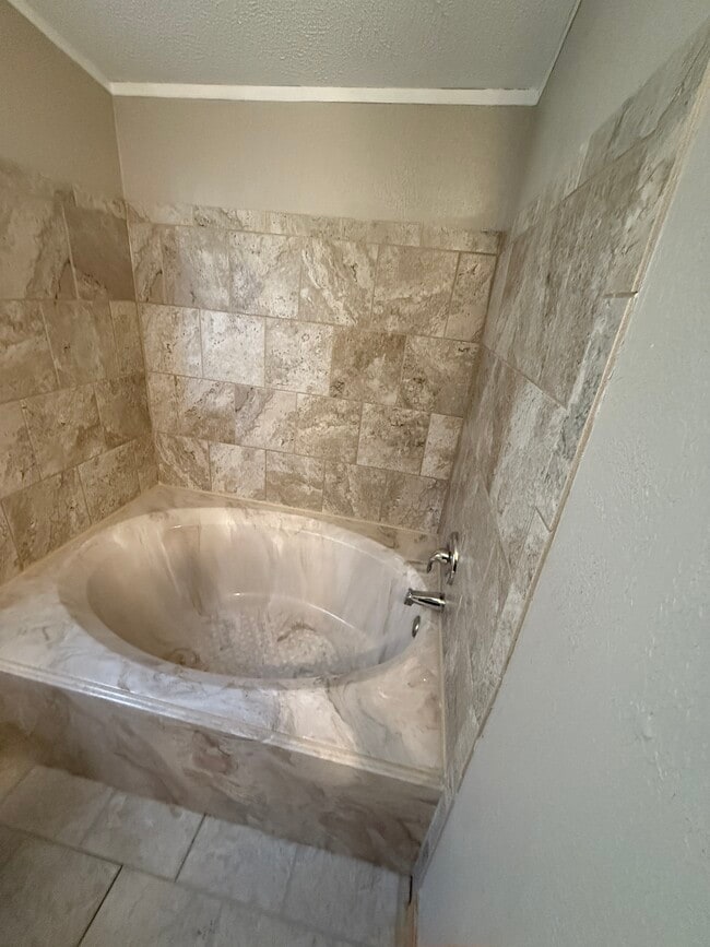 Building Photo - 4611 Pond Dr