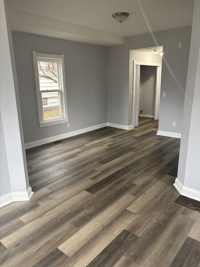 Building Photo - 3bd Single Cleveland East Side Cash Pay