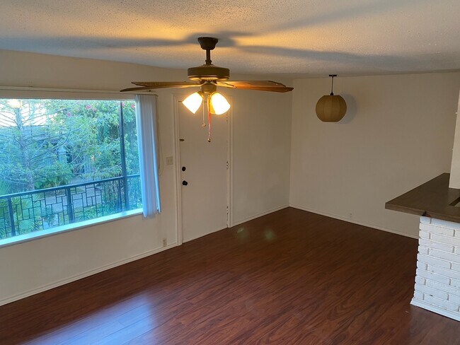 Living area - 2002 Richmond Ave