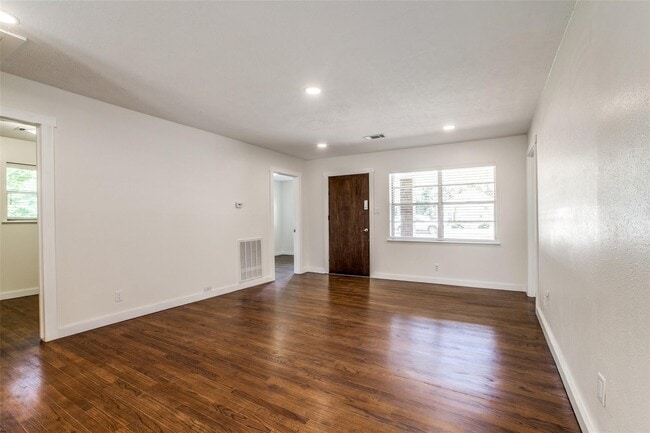 Building Photo - 235 Live Oak St