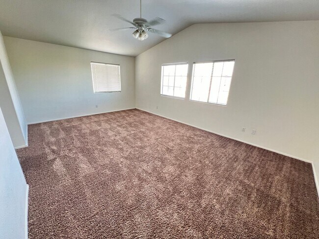 Foto del edificio - 4 Bedroom home with large lot
