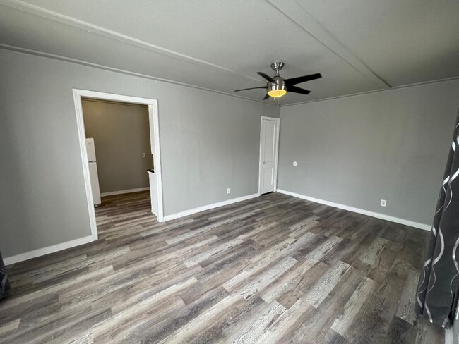 Building Photo - 2 BED 1 BATH DUPLEX FOR LEASE AVAILABLE NOW!!