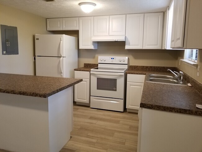 Building Photo - Charming 2Bed/1.5 Bath End-Unit Townhome Conveniently Located Near Schools, Shopping & Tyndall AFB!