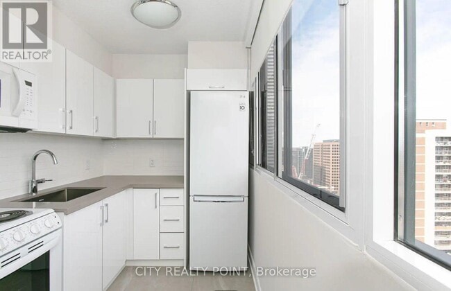 Building Photo - 33-1133 Isabella St