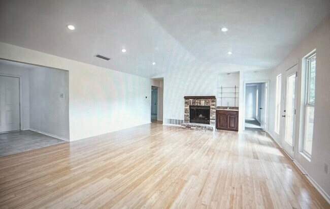 Building Photo - 2214 Owens Blvd