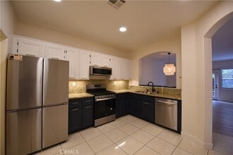 Building Photo - 646 Sumner Way