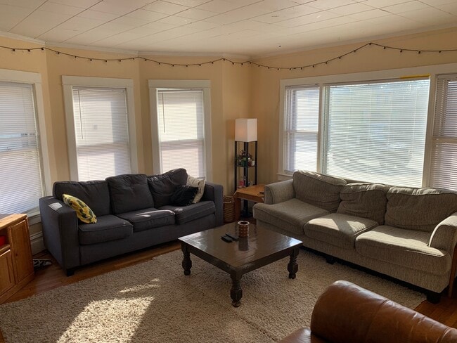 Living room - 1115 Packard St