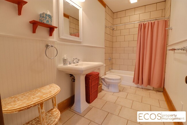 Foto del edificio - Spacious 3 Bedroom, 3.5 Bath House For Ren...