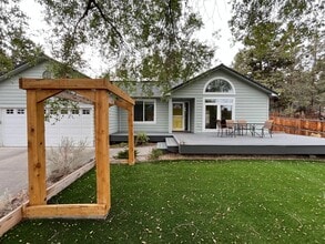 Building Photo - 2807 NE Lotno Dr