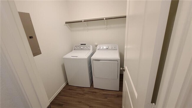 Building Photo - 107 Esparza Dr