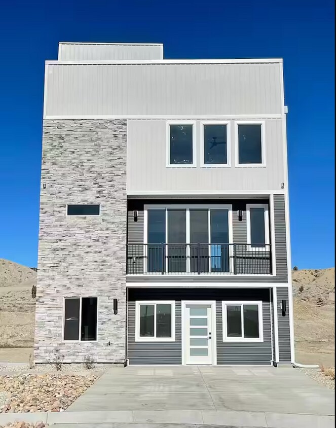 Foto principal - Modern 3-Story House with Rooftop Access