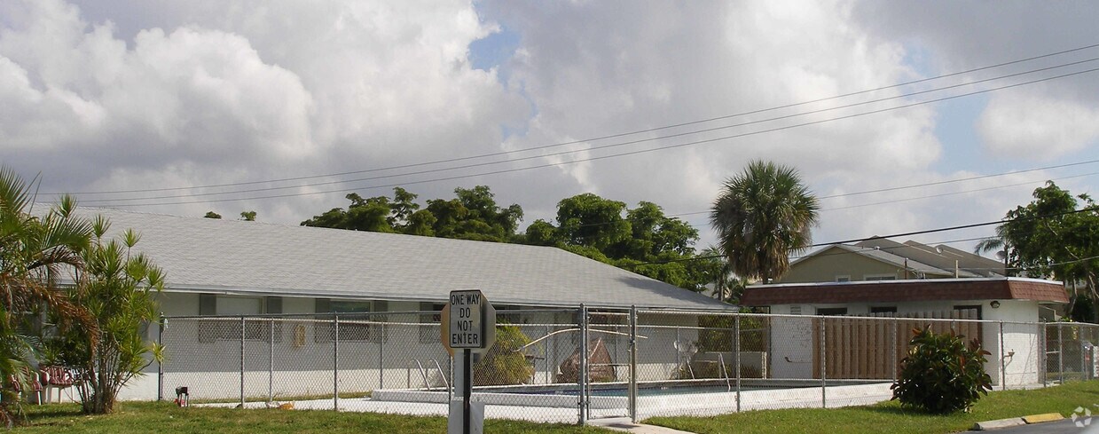 Building Photo - 421 Banks Rd