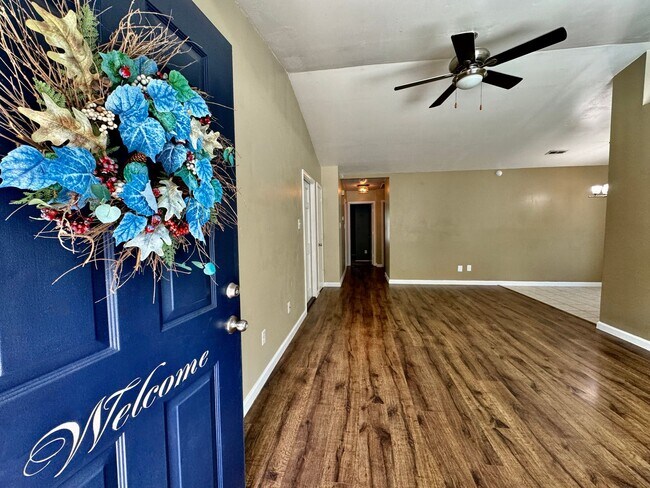 Building Photo - READY NOW!! 3-Bedroom Home in Redwing w/At...