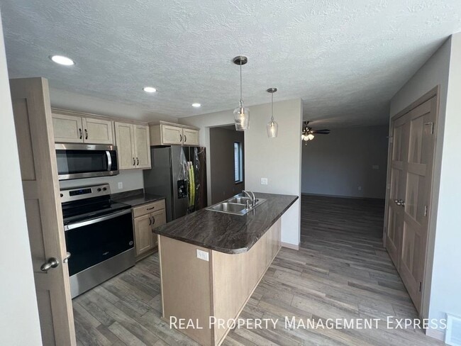 Building Photo - 3-Bedroom, 1.5 Bath Townhome