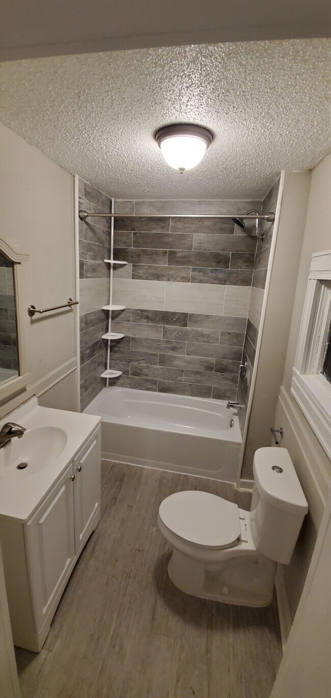 Baño - 106 Monroe St