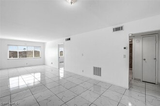 Building Photo - 1000 Manatee Rd