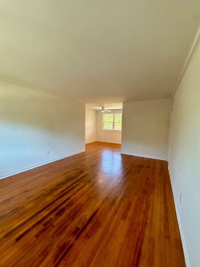 Foto del edificio - Renovated Three Bedrooms Condo in South Windermere- 6 mins from MUSC!