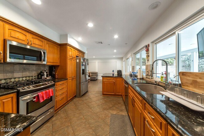 Foto del edificio - 8431 Faust Ave