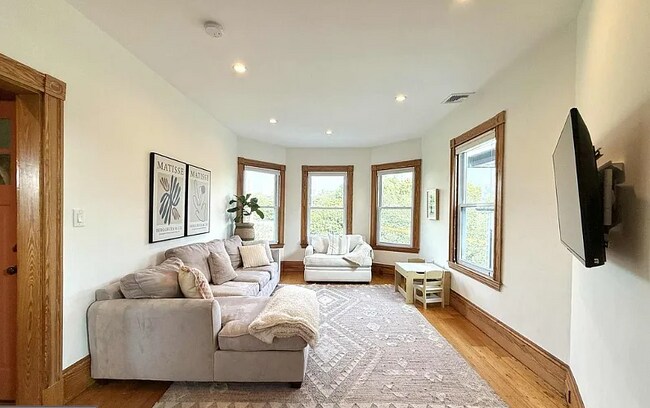 Building Photo - 14 Saint Martin St