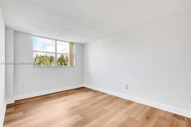 Building Photo - 16465 NE 22nd Ave