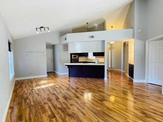 Building Photo - $2,250 Shepherd & Perrin 3 Bedroom, Comm. ...