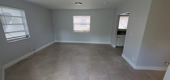 Foto del edificio - 921 SW 10th Dr