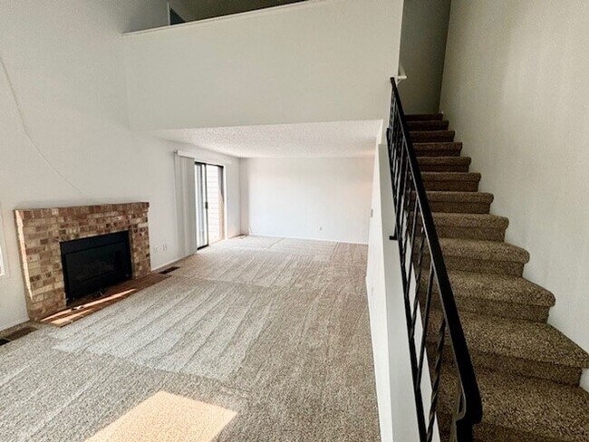 Foto del edificio - DES MOINES CONDO WITH PEEK-A-BOO SOUND VIEWS & PRIVATE GARAGE!