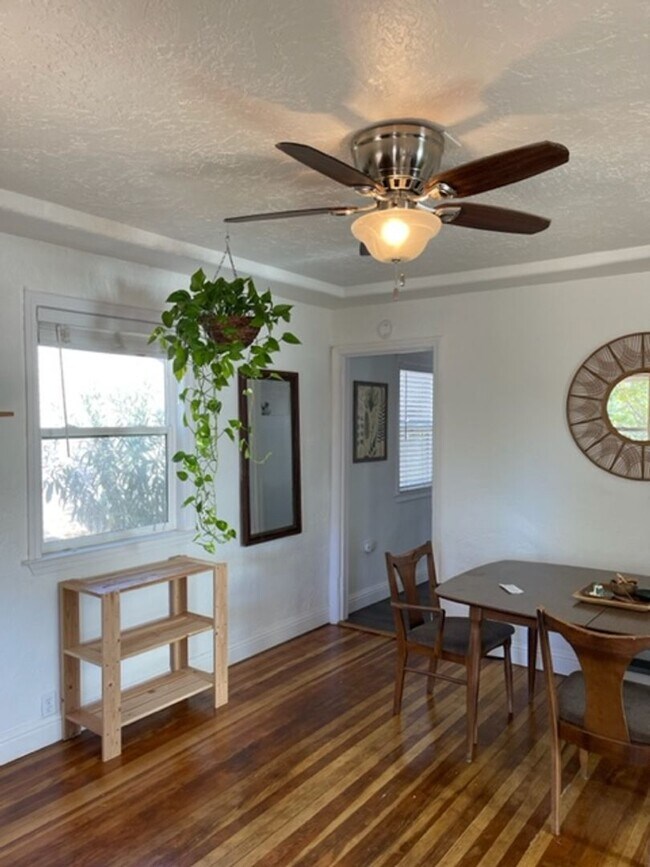 Foto del edificio - Vintage home in downtown Redding.