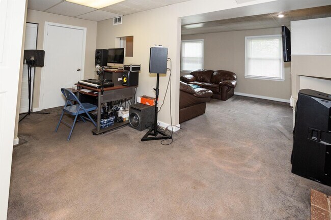 Building Photo - 1803 Shirleydale Ave