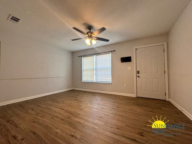 Foto del edificio - Great 3 Bedroom Home with In-ground Pool!