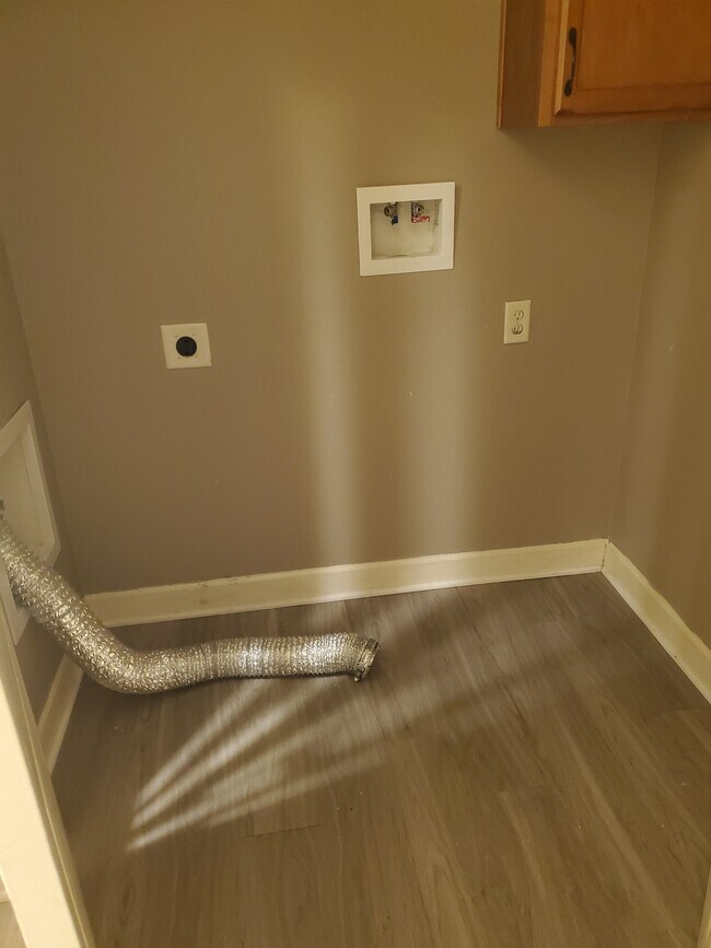 Conexiones de lavandería en el baño - 13756 Post Oak Ln