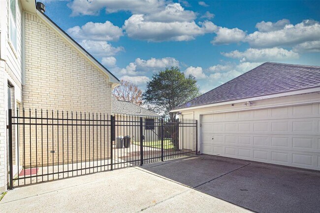 Foto del edificio - 3910 Clarestone Dr