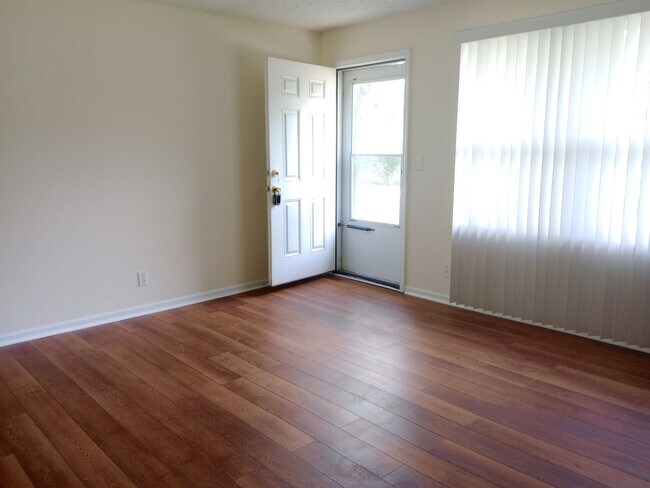 Foto del edificio - Darling 3 Bedroom Ranch with Fully Fenced ...