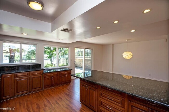 Building Photo - 4 br, 3 bath Townhome - 787 Starlight Heig...