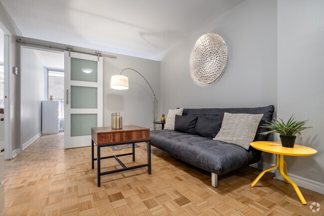 2BR, 1BA - 516SF - Living Room - Le 1444 Mackay