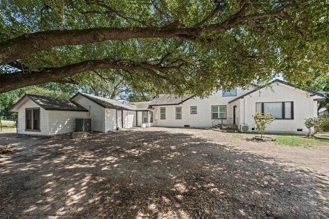 Foto del edificio - 1707 N Travis Ave
