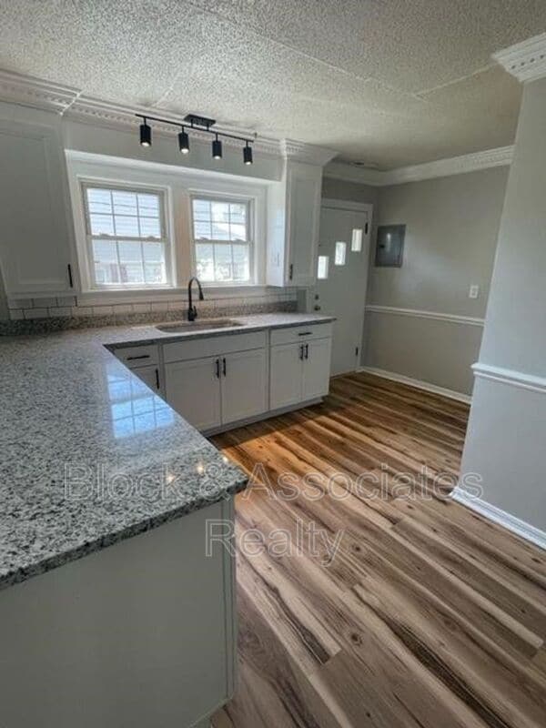 Building Photo - 1010 Lee St