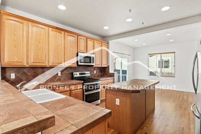 Foto del edificio - Serene Ridgeview at Stetson Hills neighborhood 6 bedroom, 3.5 bathroom, 2 car garage and AC