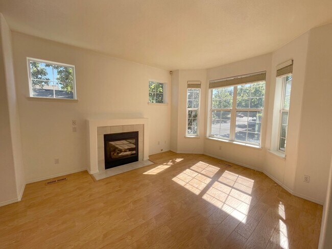 Building Photo - Lovely Home in Wilsonville with Central A/...