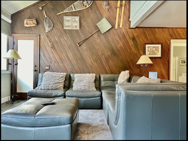 Building Photo - Stylish 2-Bed + Loft Mountain Condo in San...