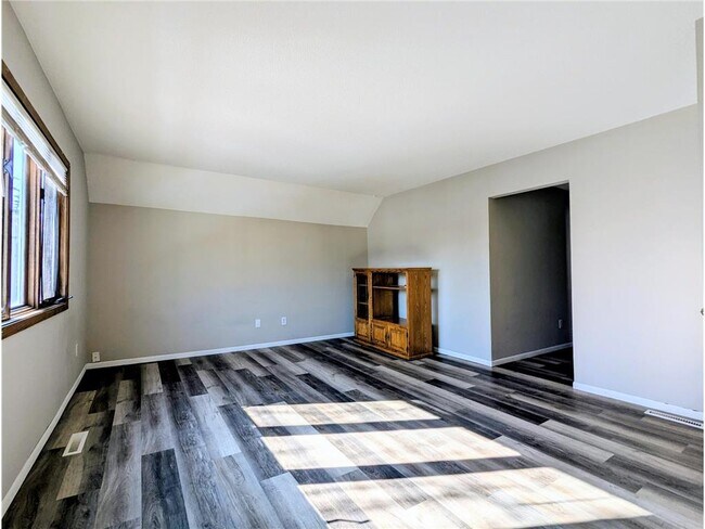 Foto del edificio - 825 Jessamine Ave E