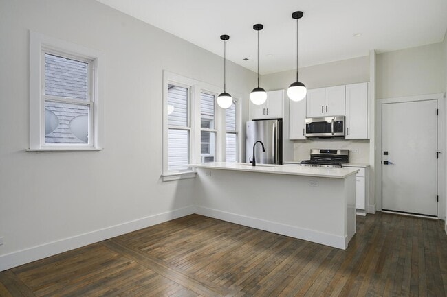 Building Photo - 2137 N Maplewood Ave