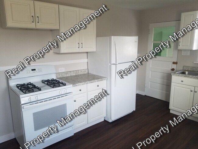 Building Photo - Updated second story 2 Bedroom Apartment