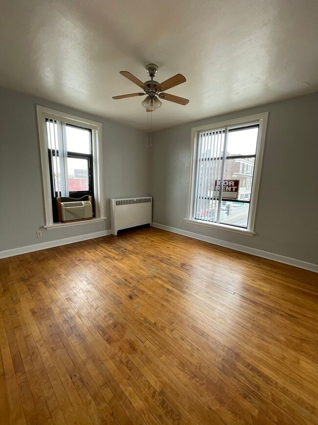 Building Photo - Large one room efficiency with large kitchen
