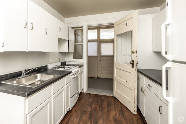 1BR, 1BA - 550-750 SF - Grand Manor - Kitchen - Lenox Properties