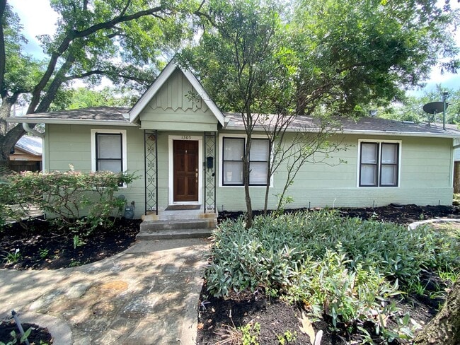 Building Photo - 3/2 Home in the Heart of Zilker!