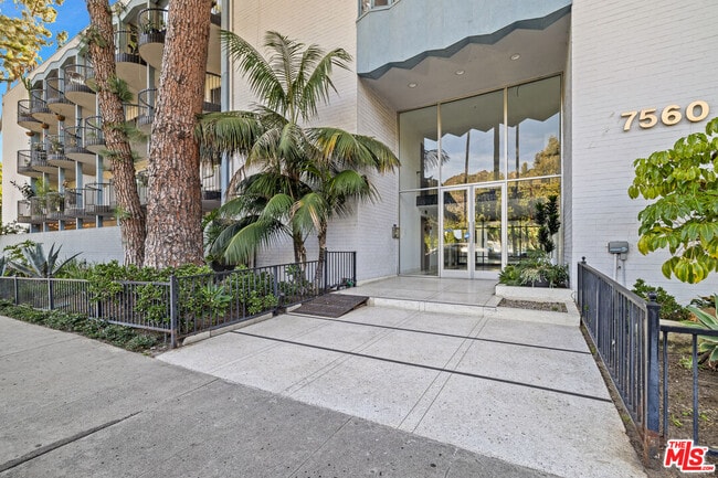 Foto del edificio - 7560 Hollywood Blvd