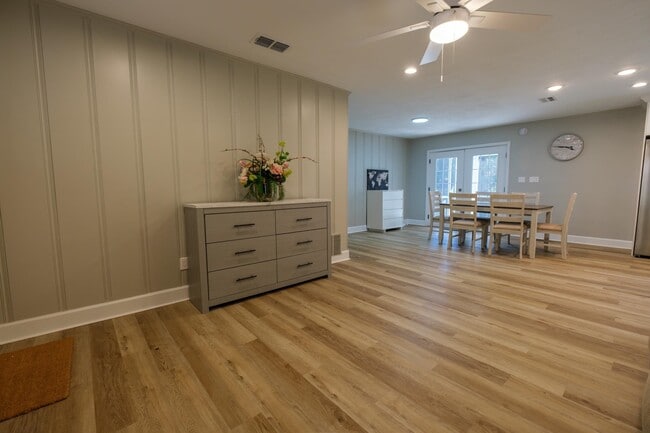 Building Photo - 1501 Sharon Rd