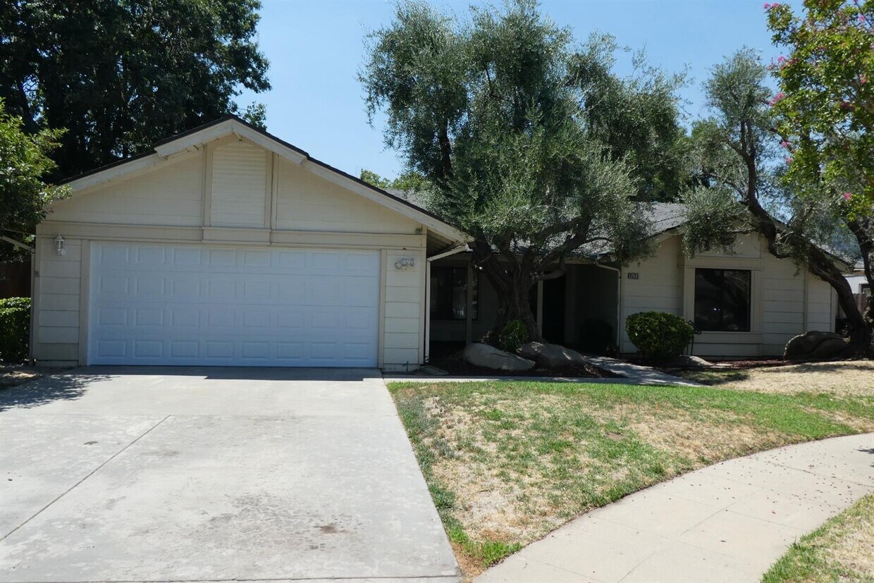 8295 N Sherman Ave, Fresno, CA 93720 House Rental in Fresno, CA