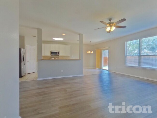 Building Photo - 3005 Glenrose Dr